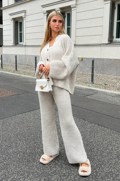 Knitted set with V-cut - beige